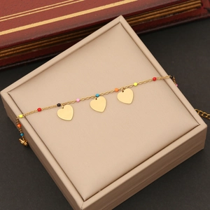 Bracelet en acier inoxydable doré avec breloques cœur et perles d'émail colorées