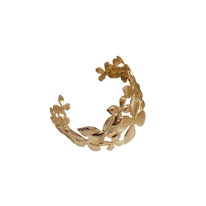 Bracelet manchette doré large ouvert avec design de pétales superposés et texture fine