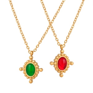 Collier rétro avec pendentif en agate colorée et chaîne dorée au design vintage élégant