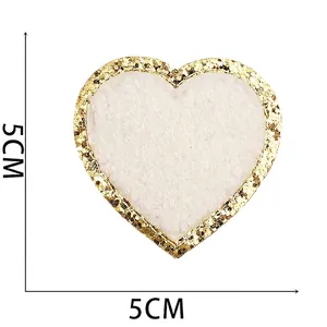 Detail van hartvormige chenille patch met gouden pailletten, afmeting van 5 cm x 5 cm