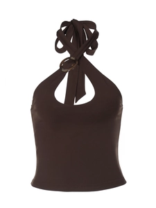 Detail eines dunkelbraunen Neckholder-Tops mit schicker Kunstharzschnalle und Cut-out-Design