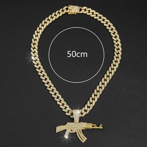 Détail du collier pendentif AK47 doré avec strass et chaîne cubaine de 50cm de long