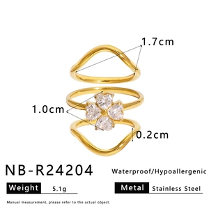 Detail of gold multi-layer ring with zircon clover and technical product dimensions