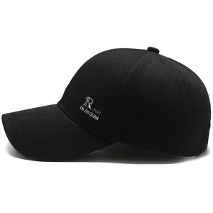 Casquette de baseball en coton noir avec broderie latérale argentée vue de profil
