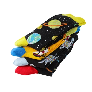 Dettaglio di motivi con astronauti e pianeti su set di calze in cotone colorate
