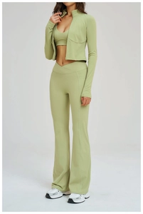 Dettaglio completo set fitness 3 pezzi verde oliva con giacca zip e pantaloni yoga