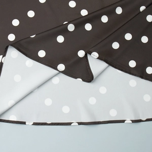 Vue macro détaillée du tissu noir à pois avec ourlet roulé à la machine de haute qualité
