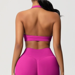 Détail d'un soutien-gorge de sport dos nu et d'un legging taille haute rose rouge