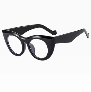 Seitenansicht der schwarzen Cat-Eye-Sonnenbrille mit Fokus auf das Rahmendesign und die Bügel
