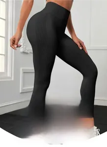 Détail de legging de yoga noir sans couture taille haute avec texture côtelée latérale