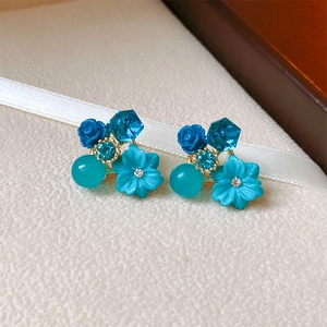 Details von Vintage Blumenohrringen mit blauen Kristallwürfeln und goldenen Steitern