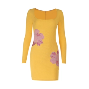 Dettaglio dell'abito corto in maglia a coste gialla con stampa floreale rosa e scollo a U