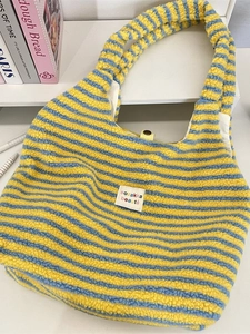Flauschige gelb-blaue Plüsch-Tragetasche mit weicher Lammfell-Struktur und Logo