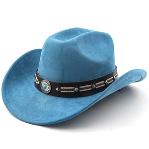 Dettaglio cappello cowboy in scamosciato blu con fibbia turchese e cinturino