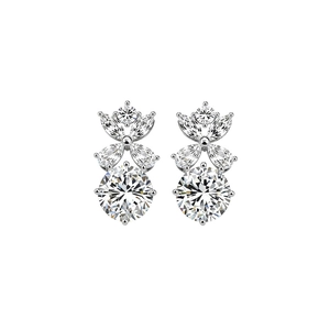 Eleganti orecchini a fiore in argento con zirconi taglio marquise su sfondo bianco