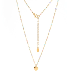 Détail du pendentif cœur doré avec perles macaron colorées et fermoir mousqueton fin