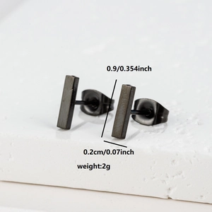 Vue détaillée de boucles d'oreilles noires géométriques avec dimensions précises