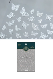 Vue macro détaillée de stickers à ongles 3D blancs gaufrés aux motifs de papillons fins