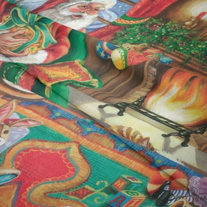 Nahaufnahme von Weihnachtswandteppich mit Motiven von Weihnachtsmann und Tannenbaum