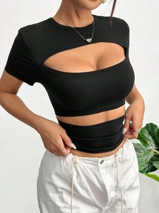 Crop top negro para mujer con detalles calados sexys y manga corta en estilo moderno Y2K