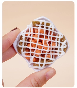 Macro-opname van een miniatuur kunstmatige saladeschaal voor voedselfotografie rekwisiet