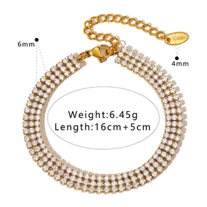 Détail d'un bracelet en acier inoxydable doré avec trois rangées de zircons et fermoir mousqueton
