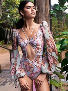 Dettaglio di un costume intero con stampa floreale tropicale, cut-out e maniche a sbuffo