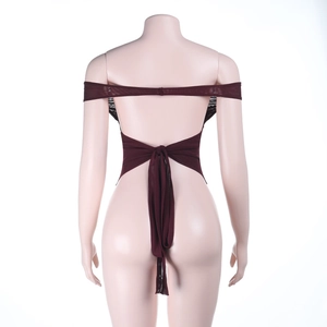 Détail du haut transparent bordeaux avec laçage dos nu et texture de tissu léger et fin