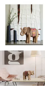Détail d'un éléphant décoratif tressé avec texture en rotin et motifs colorés ethniques
