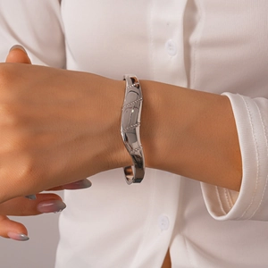 Vue détaillée du bracelet vague en acier inoxydable argenté avec incrustation de zircons