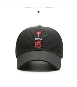 Dettaglio ravvicinato del cappellino mesh nero con ricamo rosso China ricamato