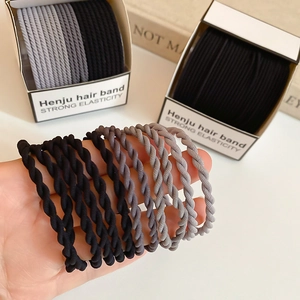 Gros plan sur des élastiques à cheveux tressés haute élasticité en tons noir et gris