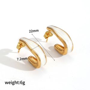 Detailansicht der 22mm x 7,2mm weißen Emaille und 18k vergoldeten Edelstahl C-Ohrringe