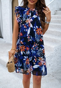 Détail de la robe sans manches bleu foncé à motifs floraux orange élégants