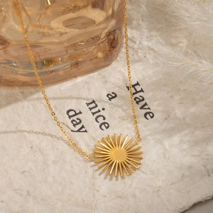 Collier minimaliste en acier inoxydable doré avec pendentif soleil pour femme