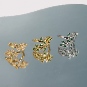 Trois bagues branche émeraude en or et argent avec cristaux de taille marquise
