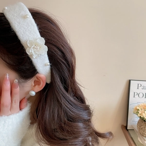 Detail of white velvet headband with layered flowers and pearls for high skull top effect