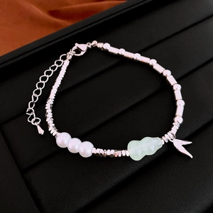 Vue détaillée du bracelet lune à pompons en argent avec charm jade et perles blanches