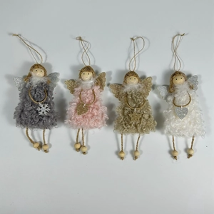 Détails de quatre anges de Noël en peluche avec ailes scintillantes et finitions tricotées