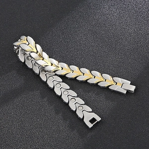 Détail du bracelet magnétique en acier titane bicolore avec maillons fléchés sur noir