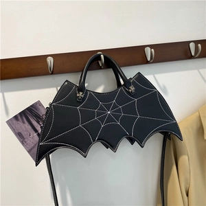 Detailansicht einer einzigartigen schwarzen Fledermaus-Handtasche aus PU mit Spinnennetz-Nähten.