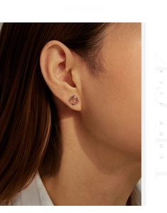 Détail des boucles d'oreilles rose de 8mm en argent avec pierres roses sur modèle