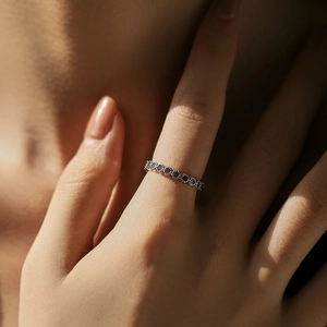 925 sterling silver ring with blue gradient crystal pavé stones on a model's hand
