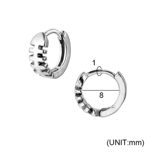Vue détaillée des boucles d'oreilles argentées avec diamètre interne de 8mm et épaisseur