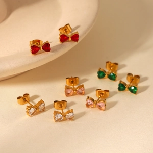 Macro di orecchini a fiocco placcati oro 18K con zirconi colorati in quattro tonalità