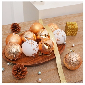 Détail de boules de Noël 6cm avec motifs pailletés dorés et décor de pommes de pin