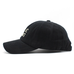 Détail d'une casquette NYC en coton avec broderie beige et œillets de ventilation discrets