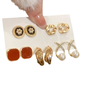 Ensemble de cinq paires de boucles d'oreilles dorées perle avec formes géométriques