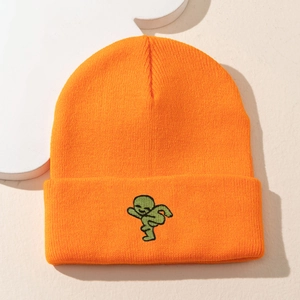 Orangefarbene Strickmütze mit grüner Alien-Stickerei im lässigen Streetwear-Look