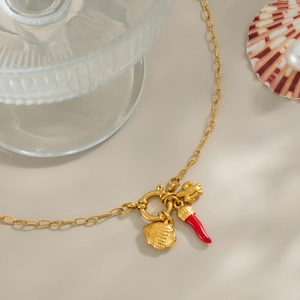 Collana con ciondolo peperoncino in oro 18 carati dal design minimalista e moderno